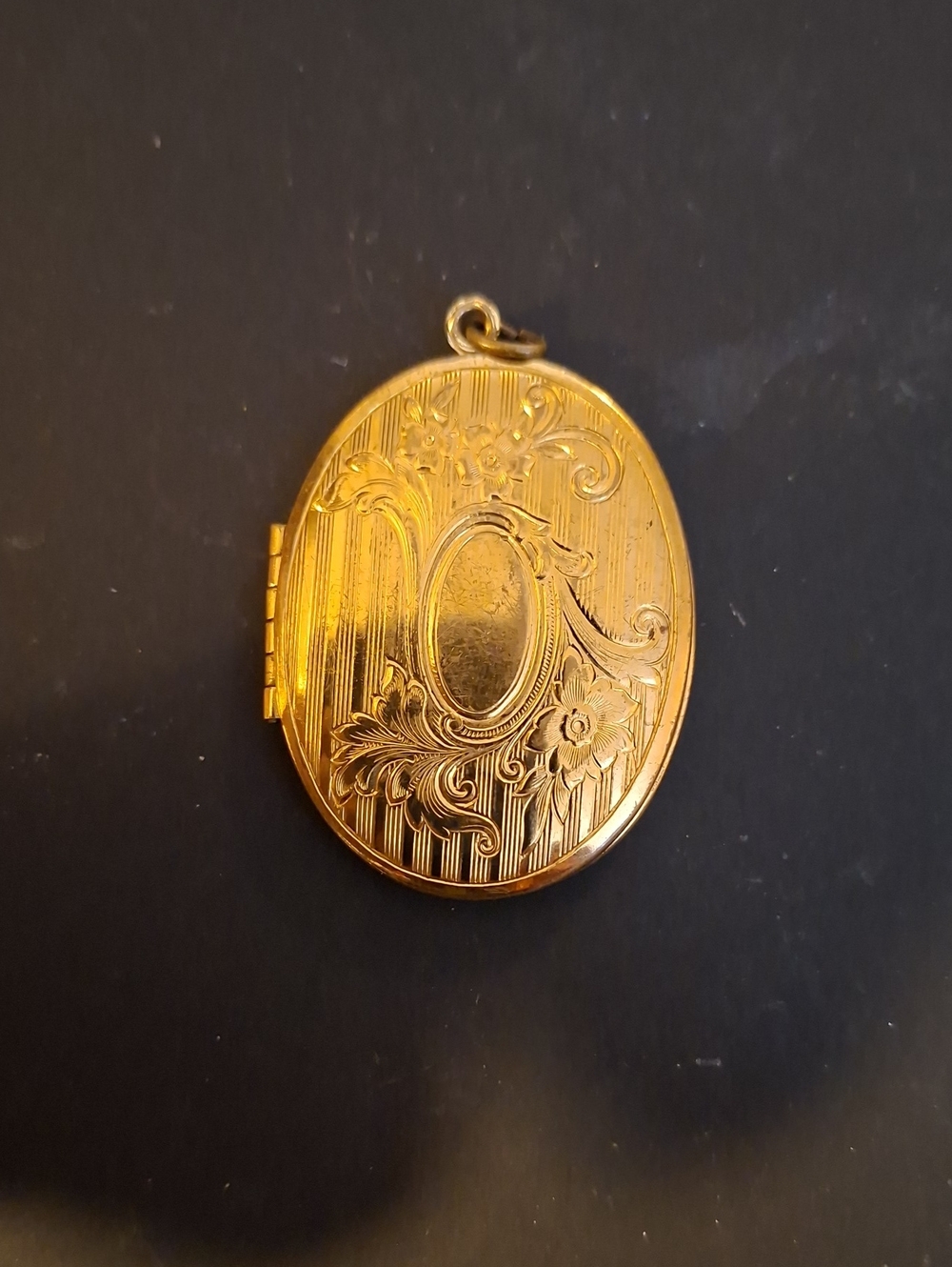 1940 / 50s Gold Tone Stripe And Floral Locket